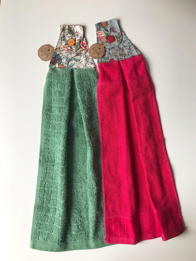 Selbstgenähte Geschirrtücher zum Befestigen am Schubladengriff