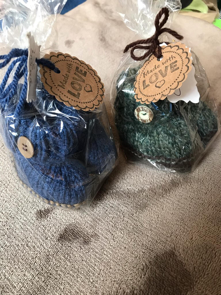 selbstgestrickte Babyschühchen