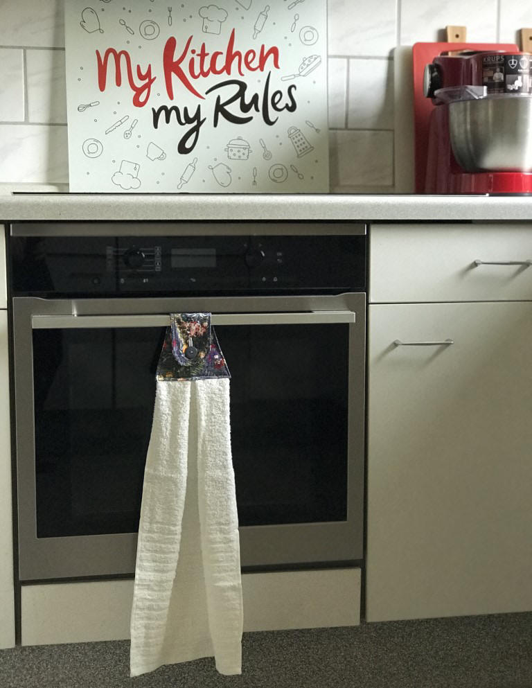 Selbstgenähte Geschirrtücher zum Befestigen am Schubladengriff