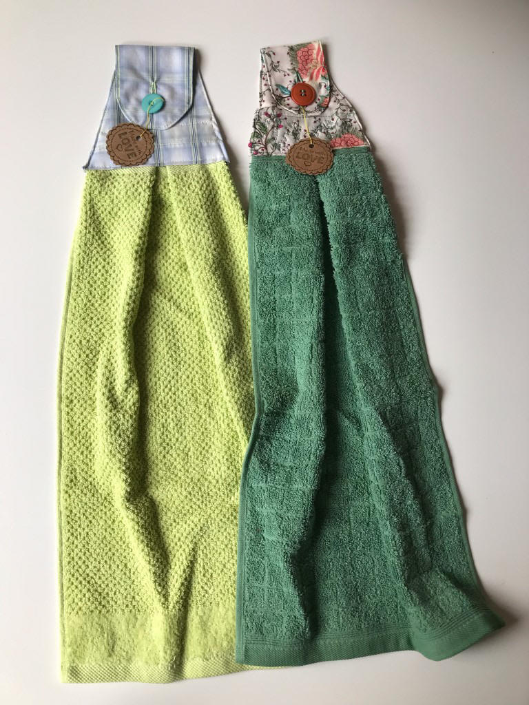 Selbstgenähte Geschirrtücher zum Befestigen am Schubladengriff