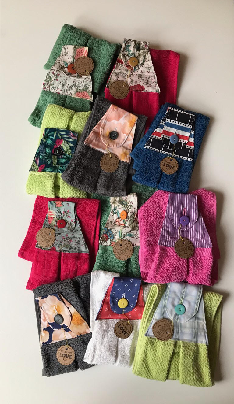 Selbstgenähte Geschirrtücher zum Befestigen am Schubladengriff