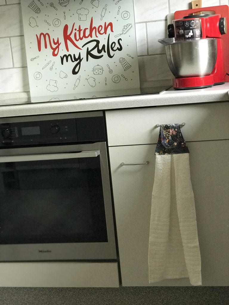 Selbstgenähte Geschirrtücher zum Befestigen am Schubladengriff