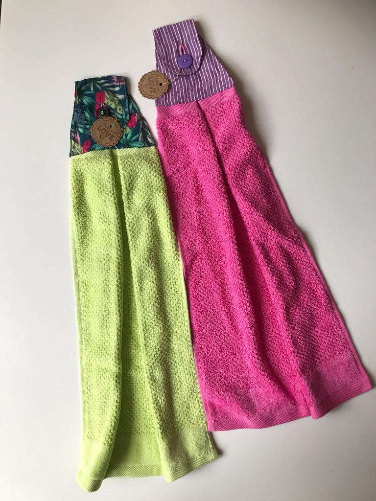 Selbstgenähte Geschirrtücher zum Befestigen am Schubladengriff