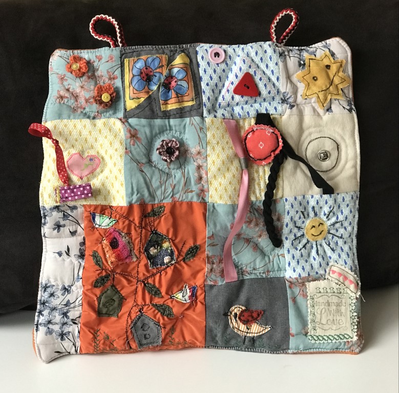 Selbstgenähte Beschäftigungsdecken für Demenzerkrankte