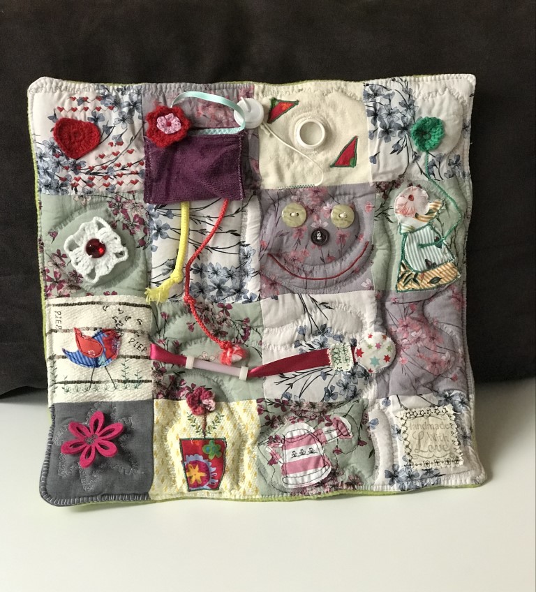 Selbstgenähte Beschäftigungsdecken für Demenzerkrankte